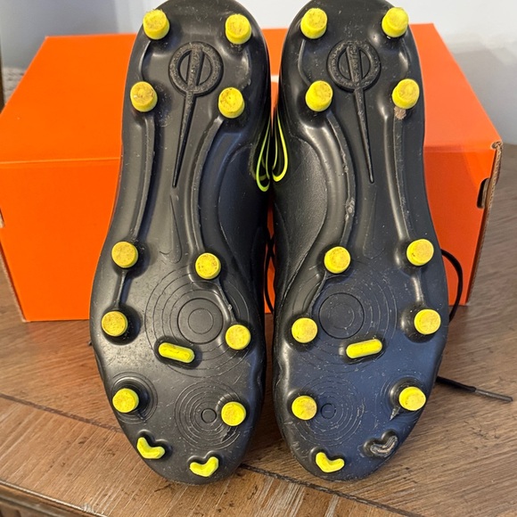 Nike Kids Black and Yellow Athletic Cleats - Picture 5 of 5